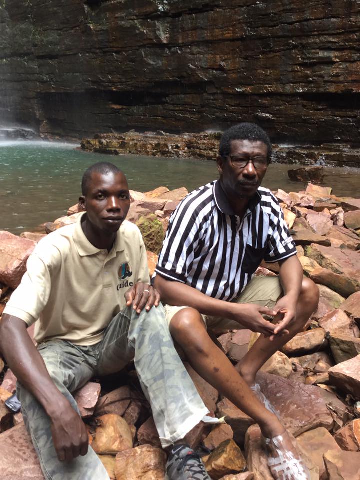 Photos : Le Professeur Mary Teuw Niane, en tic tic et short, très relax aux chutes de Dindifélo