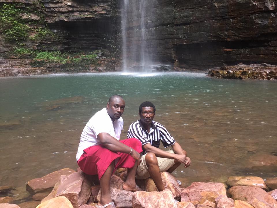 Photos : Le Professeur Mary Teuw Niane, en tic tic et short, très relax aux chutes de Dindifélo