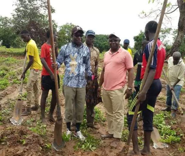 Bignona : Le président Mamina Kamara et Mamadou Lamine Keïta deviennent des "cultivateurs"