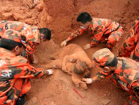 Les secours découvrent le cadavre d’une mère enterrée avec son fils