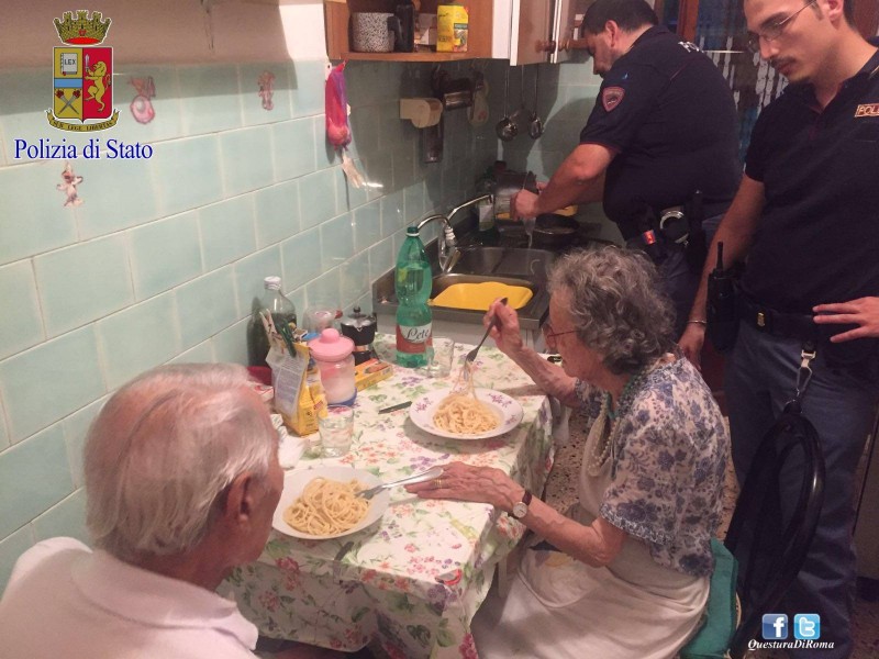 Des policiers cuisinent pour un couple de retraités après leur service