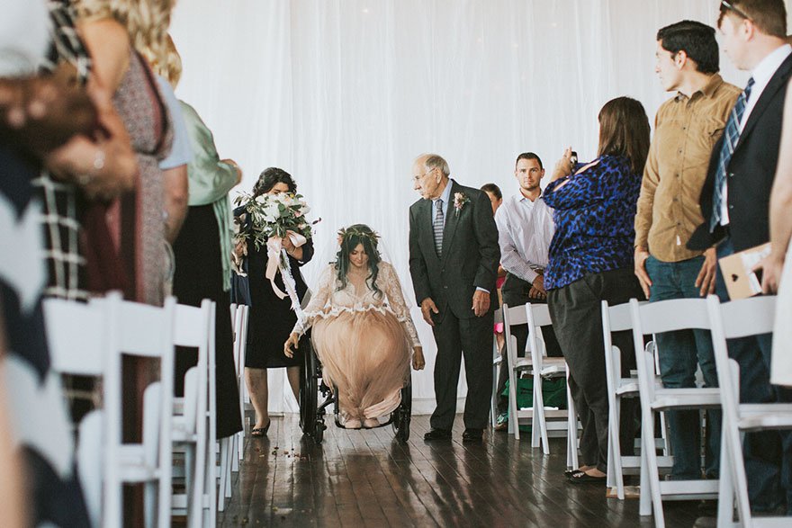 Lors de son mariage, une jeune mariée paralysée se lève miraculeusement de son fauteuil roulant pour s'avancer dans l'allée... La réaction des invités est magnifique !