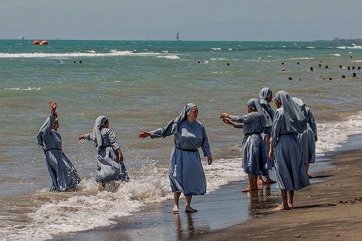 Italie : Un imam fait polémique en diffusant une photo de religieuses à la plage