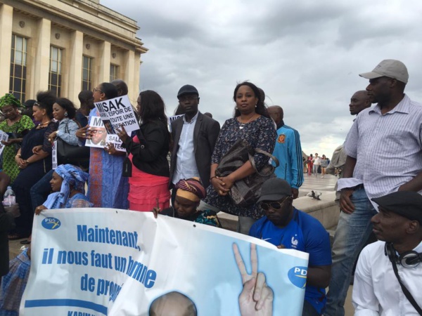 Les libéraux de Paris ont manifesté contre le "Macky"