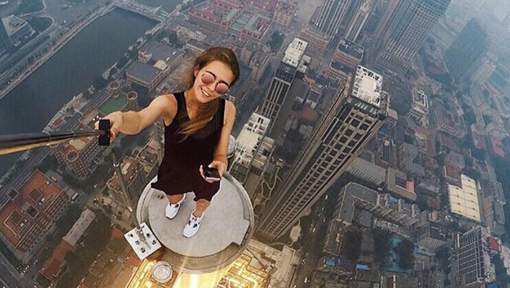 Elle prend les selfies les plus dangereux au monde