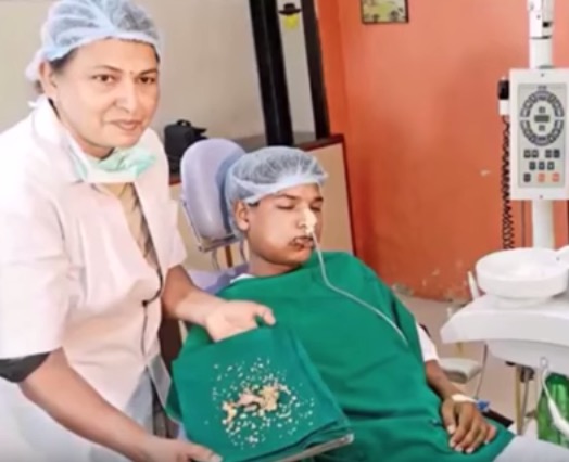 Des chirurgiens retirent 232 dents de la bouche d'un Indien de 17 ans