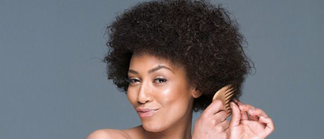 Cheveux : les 5 mauvaises habitudes qui vous font frisotter