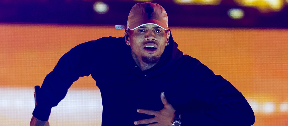 Chris Brown retran­ché chez lui, encer­clé par la police