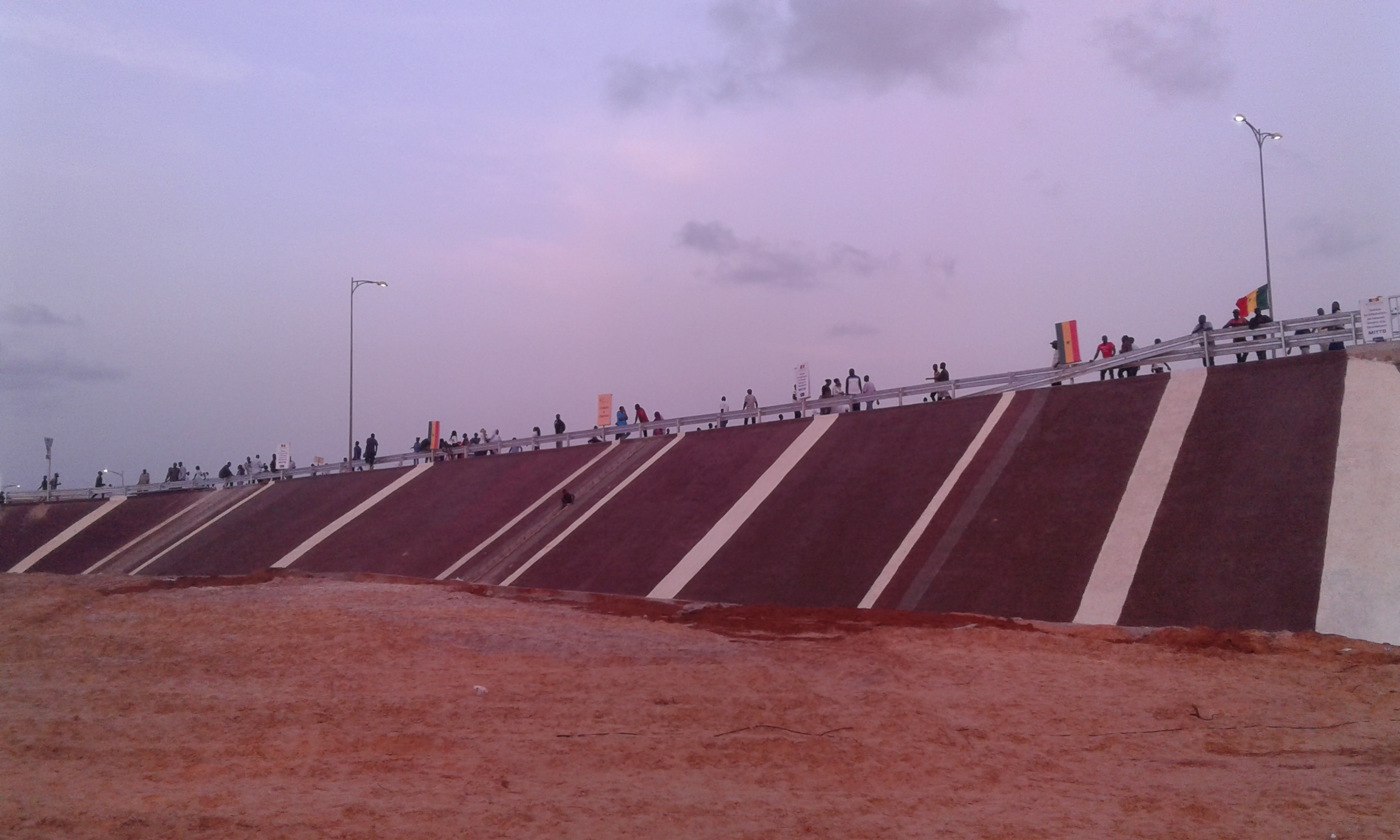 GrandYoff «Le Pont de l'émergence» enclave les habitants du quartier