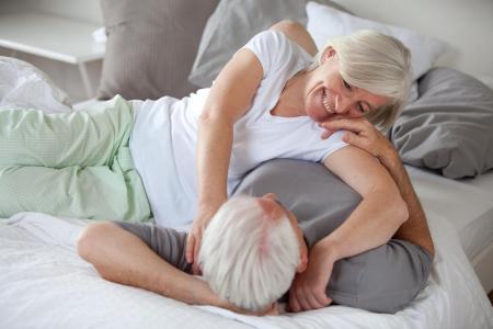 Le sexe, risque pour les hommes vieillissants mais … pour les femmes plus âgées