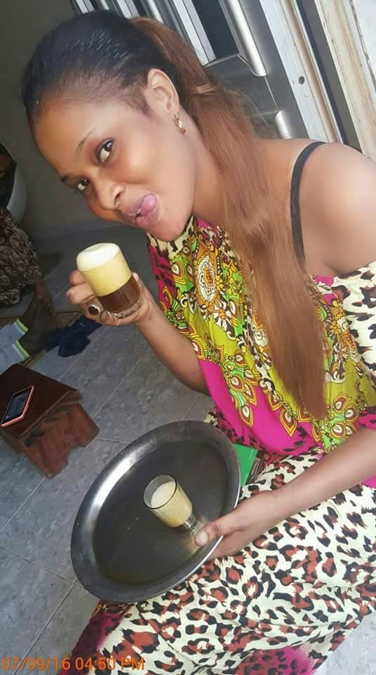 Photos - Soumboulou Bathily en mode naturelle prépare le thé