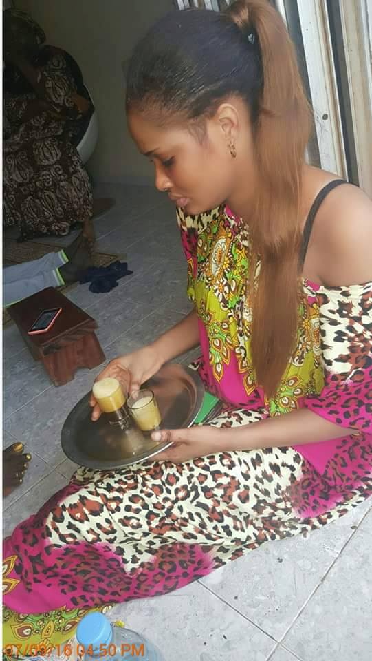 Photos - Soumboulou Bathily en mode naturelle prépare le thé