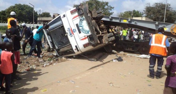 Accident à Kaolack : Un bus esquivant « un fou » se renverse et fait 5 morts dont des membres de la famille d’Alkaly Cissé