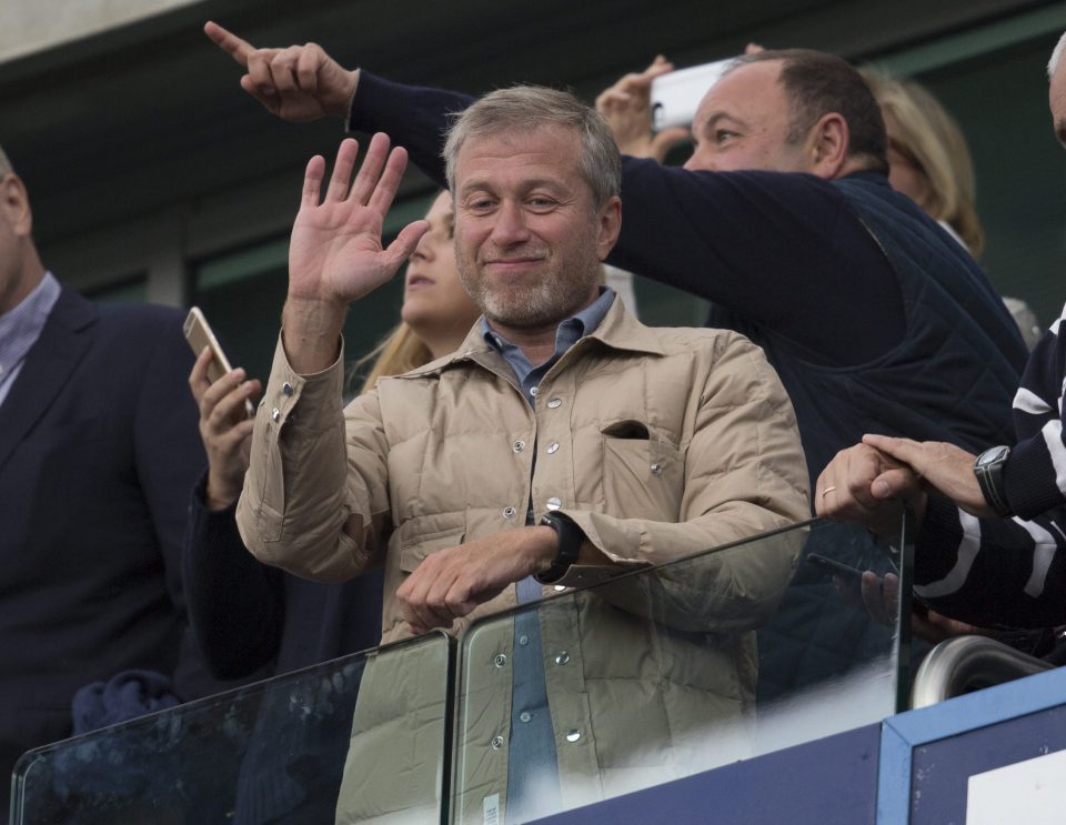 Contemplez les deux Ferraris, la Lamborghini, l’Aston Martin et le Bugatti Veyron du propriétaire de Chelsea, Roman Abramovich