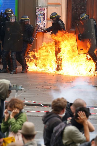 Tensions en fin de cortège contre la loi Travail à Paris, un CRS brûlé à la jambe