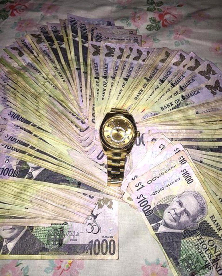 Photos : Un dealer emprisonné après avoir posté des photos sur Instagram, avec des liasses de billets, des voitures de luxe et des montres Rolex