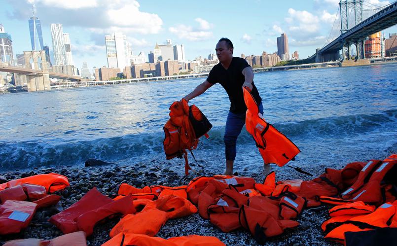 Sommet sur les réfugiés : l’ONG Oxfam dépose des gilets de sauvetage à New York