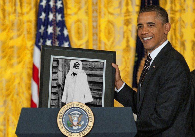 Obama tenant un portrait de Serigne Touba : Quand les internautes se moquent de la récupération ratée et la naîveté de Moustapha Diakhaté
