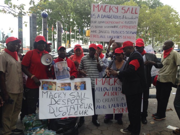 Macky Sall hué et vilipendé à New York par des opposants (photos)