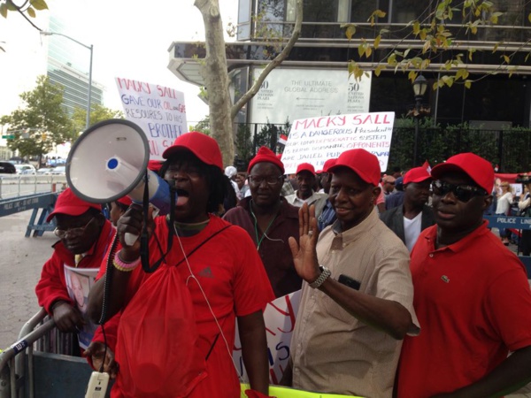 Macky Sall hué et vilipendé à New York par des opposants (photos)
