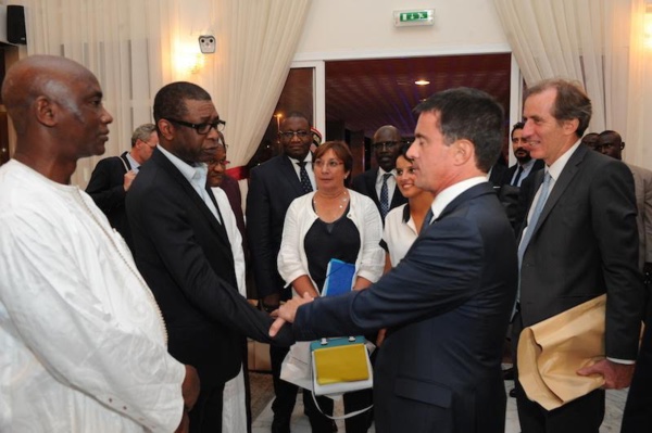 Youssou Ndour et le Premier Ministre Français Manuel Valls, vieux amis, que se sont-ils dit?