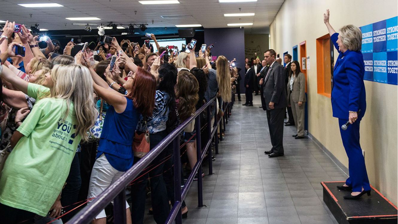 Quand la "génération selfie" tourne le dos à Hillary Clinton pour une photo