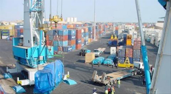 Bataille rangée au Port : Des policiers tabassent un douanier