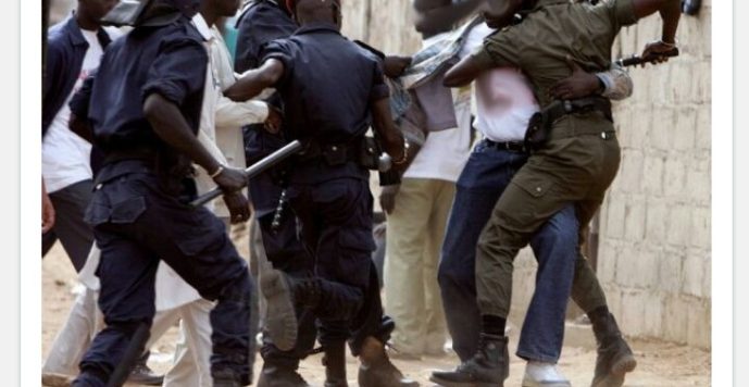 Surréaliste bataille rangée entre quatre policiers, un douanier et un gendarme