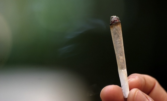 Le cannabis sera légalisé en France avant 2017, annonce Manuel Valls à Bruxelles