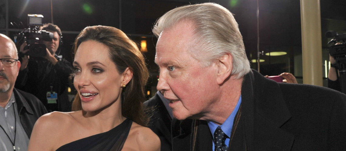 Le père d’An­ge­lina Jolie la "supplie" de renouer avec Brad Pitt
