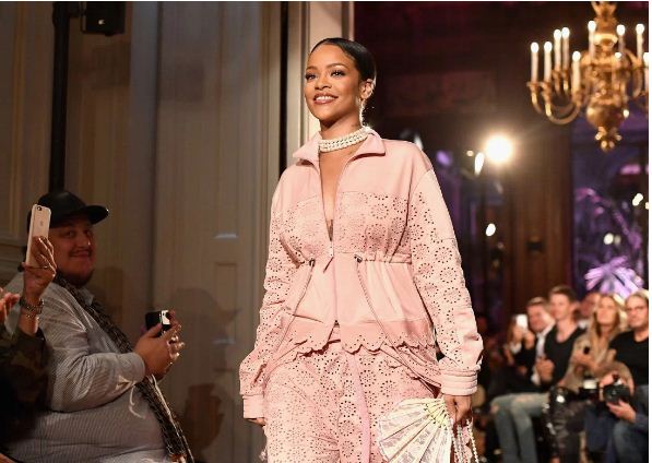 Rihanna éblouit la la Fashion Week de Paris par sa beauté 