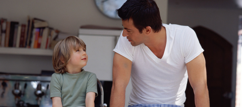 « Si mon fils a réagi avec empathie, c'est ma faute. C'est moi qui l'ai éduqué comme ça » : la lettre géniale d'un papa qui propose à la maîtresse... de faire une heure de colle à la place de son fils !