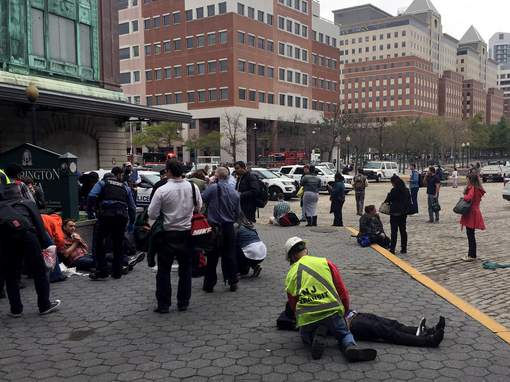 Un train déraille et s'engouffre dans une gare près de New York