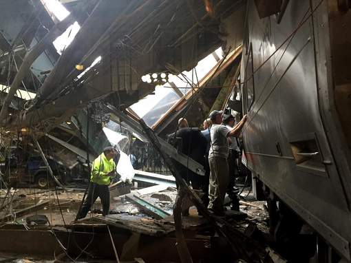 Un train déraille et s'engouffre dans une gare près de New York