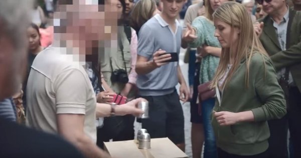 « Comment j'ai réussi à piéger un arnaqueur de rue... grâce à la magie » : cette magicienne a donné une bonne leçon à un parieur de rue qui détroussait les touristes