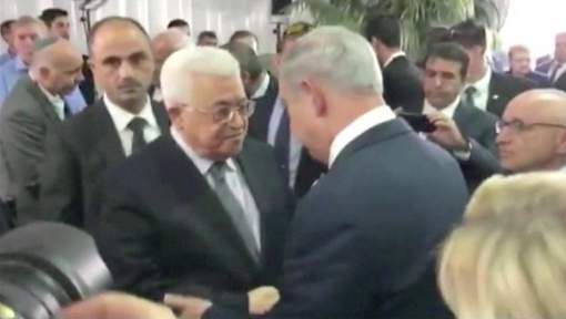 Netanyahu et Abbas se serrent la main aux funérailles de Shimon Peres