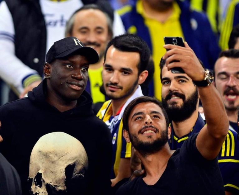 Photos - Guéri, Demba Bâ réapparaît au stade pour regarder le match de son ami Moussa Sow à Fenerbahçe