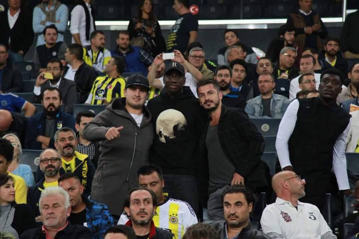 Photos - Guéri, Demba Bâ réapparaît au stade pour regarder le match de son ami Moussa Sow à Fenerbahçe