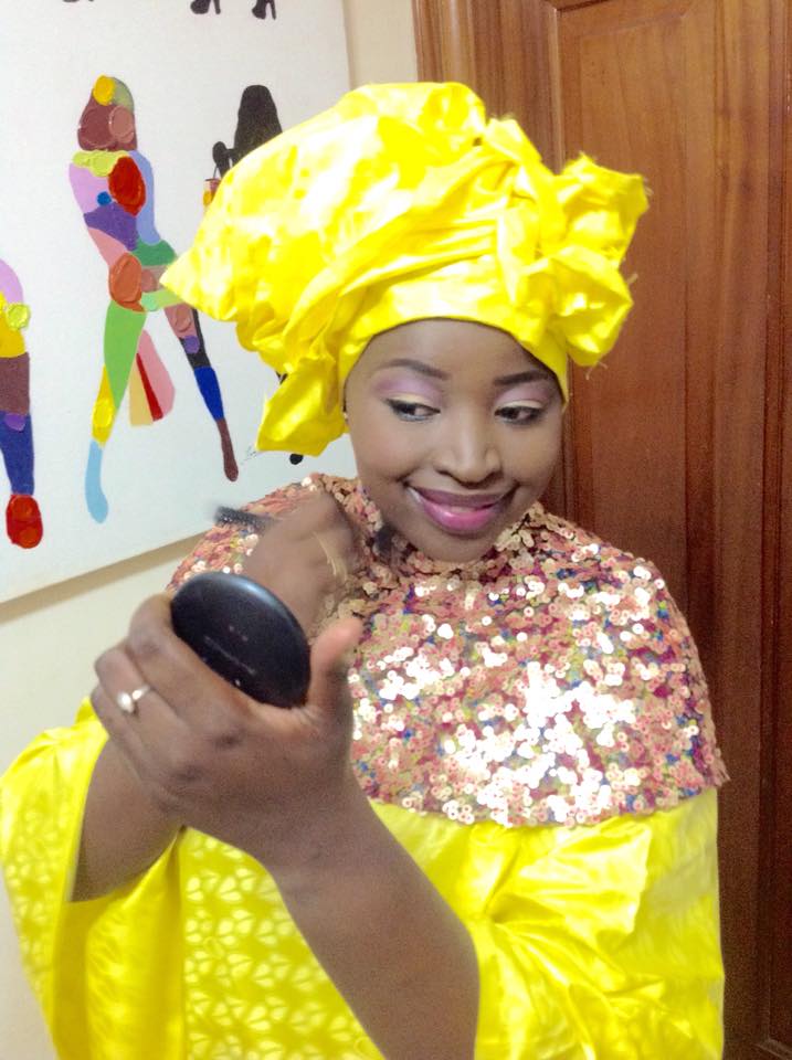 Mya Guèye en mode maquillage!!!