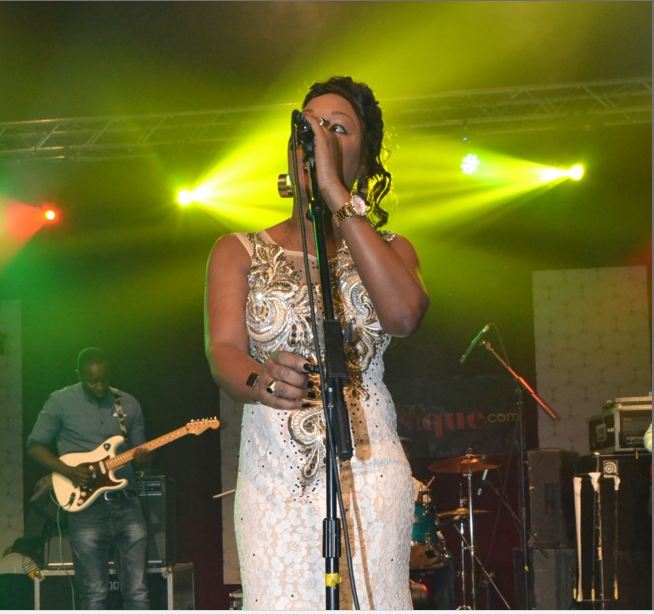 Titi la lionne de la musique Sénégalaise réussit son pari au Dock Haussman de Paris avec Africa Rythme. Regardez