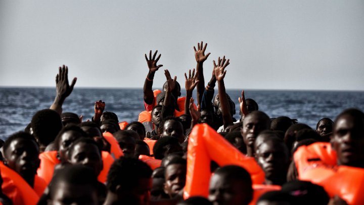 © Aris Messinis, AFP | Des migrants attendent d'être secourus, au large de la Libye, le 3 octobre 2016.