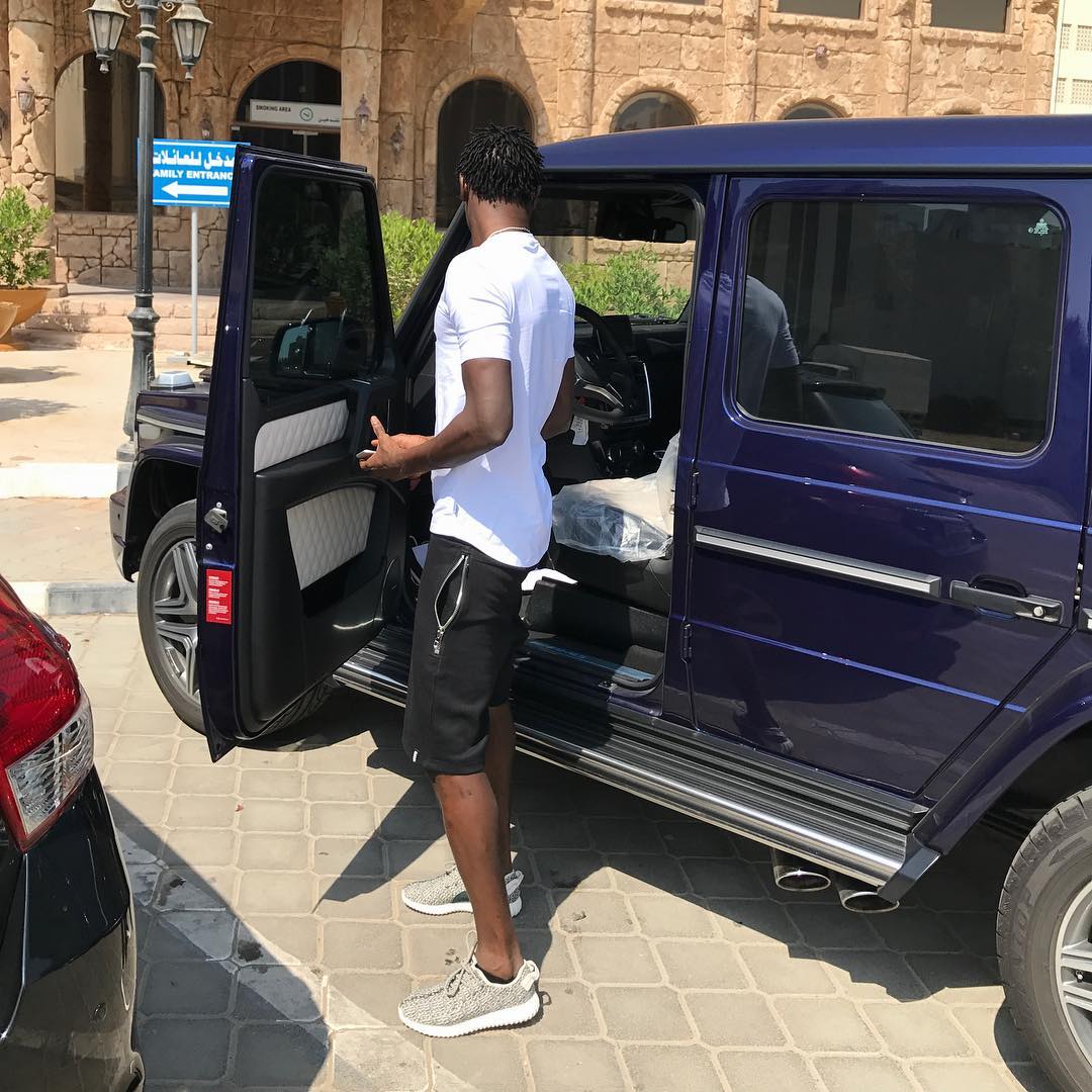 En vacances, Ibou Touré se balade avec des bolides de luxe