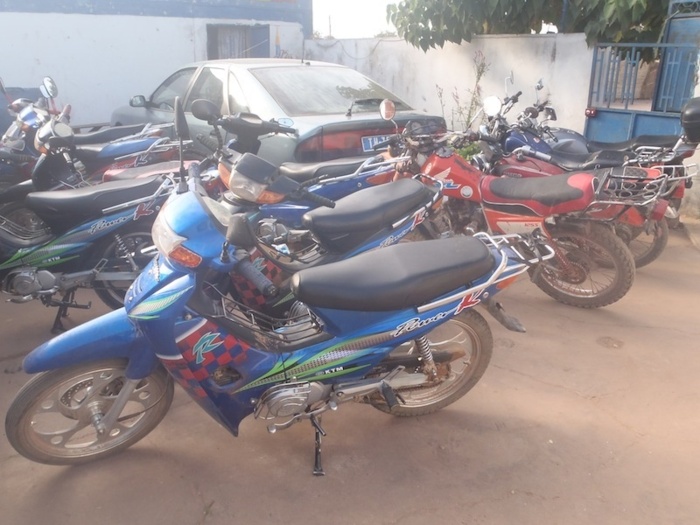 Thiès : Un affrontement entre policiers et conducteurs de moto Jakarta à Thiès fait plusieurs blessés, 10 arrestations et 20 motos