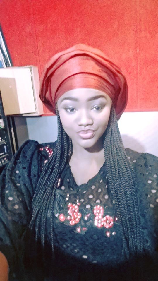 Photos - Fama Thioune, une beauté éternelle en taille basse rouge noir !