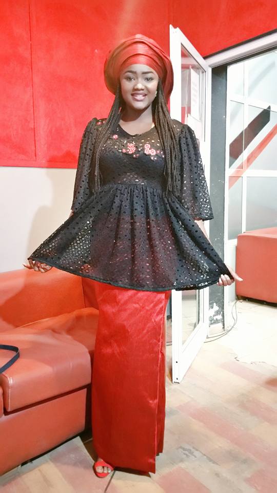 Photos - Fama Thioune, une beauté éternelle en taille basse rouge noir !