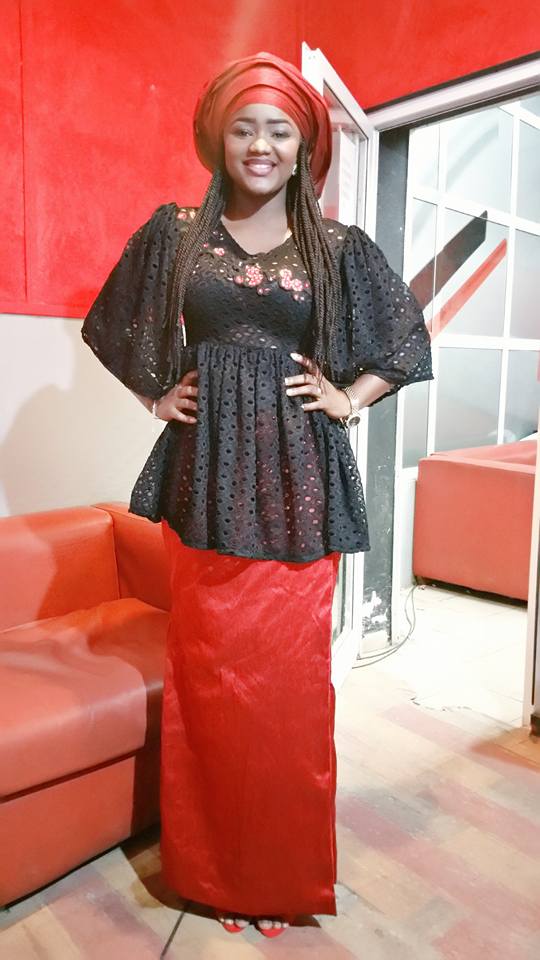Photos - Fama Thioune, une beauté éternelle en taille basse rouge noir !