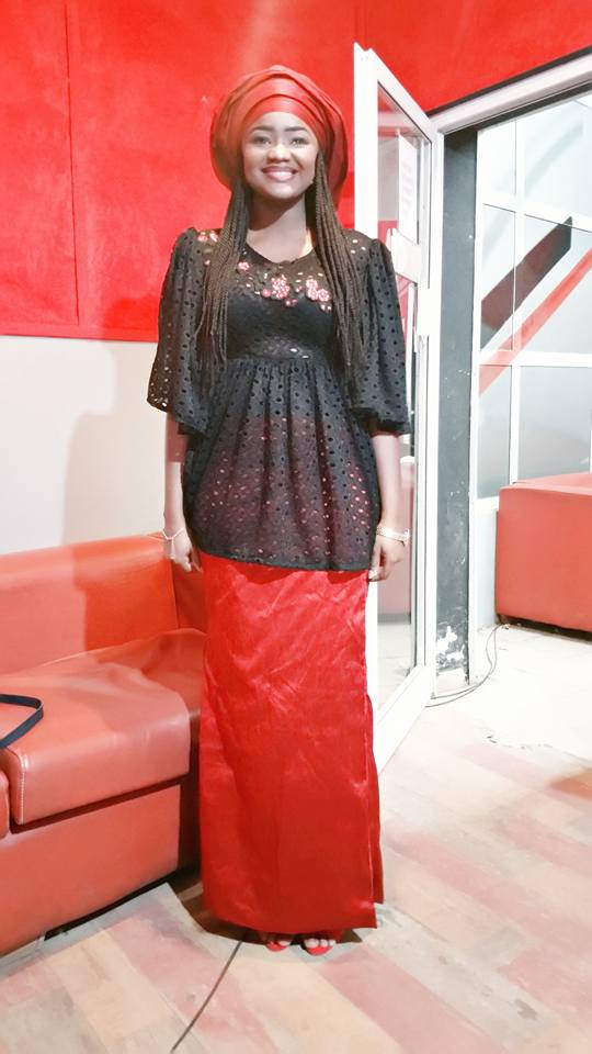Photos - Fama Thioune, une beauté éternelle en taille basse rouge noir !