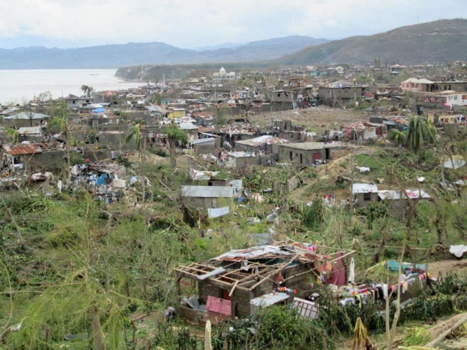 Quelle malédiction a frappé Haïti ? Après le récent ouragan Matthew, sans oublié le séisme de 2010, le pays fait face, de nouveau, à la menace du choléra