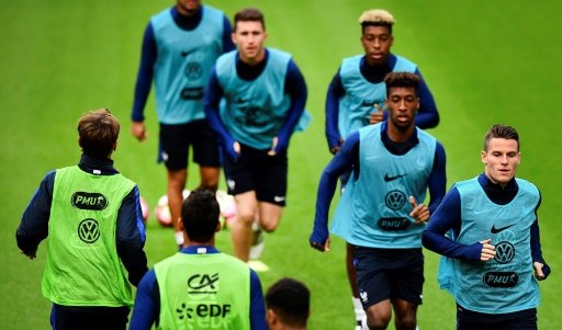 © AFP / Par Keyvan NARAGHI | L'équipe de France à l'entraînement à Amsterdam, le 9 octobre 2016 à la veille du match contre les Pays-Bas AMSTERDAM (AFP) -