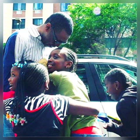 Youssou Ndour, toujours heureux de rencontrer les enfants